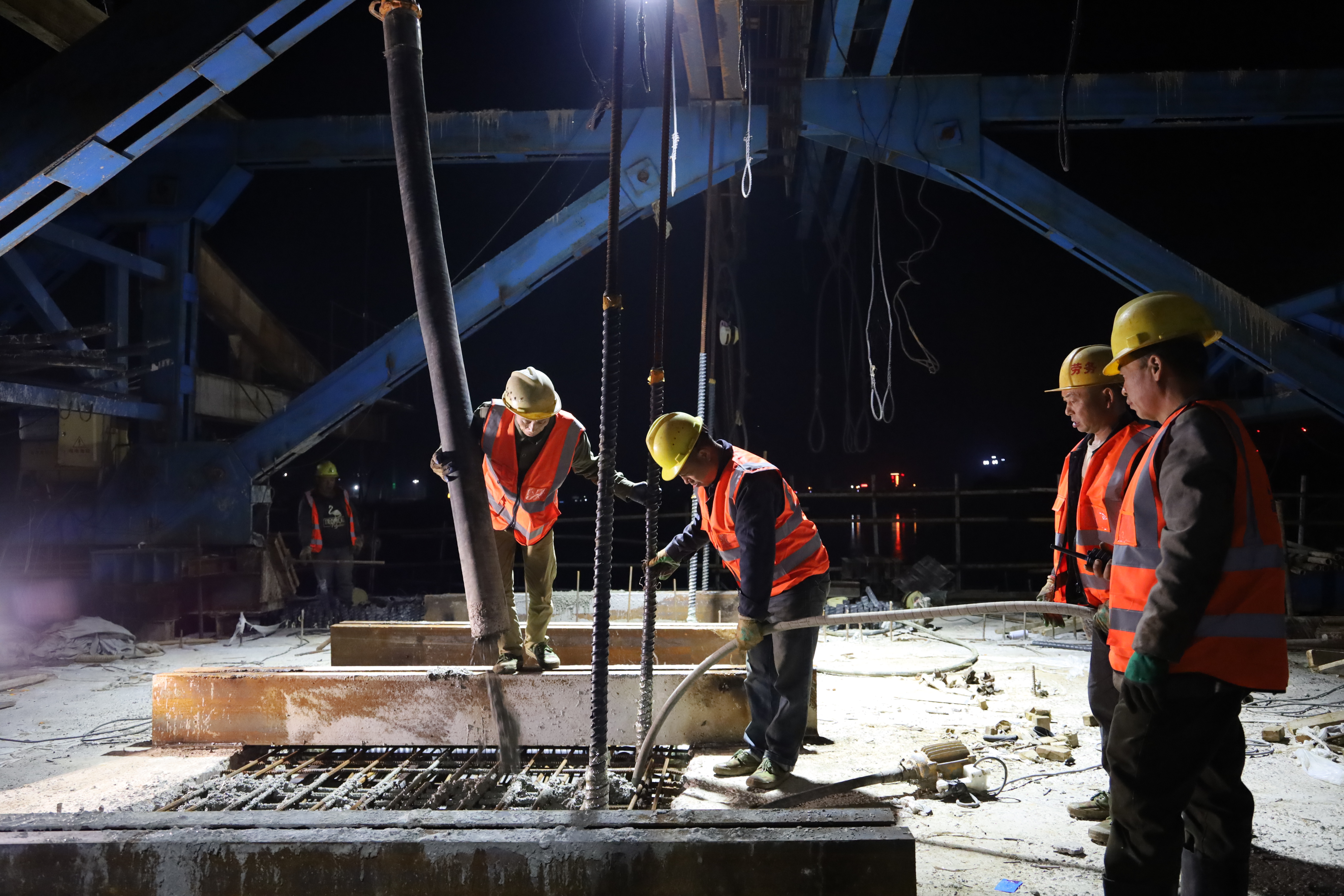 紅壁巖大橋中跨合龍段施工順利完成！