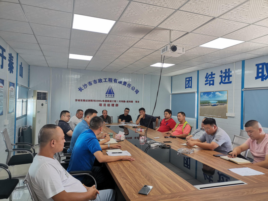 獻(xiàn)禮國(guó)慶 | 勞動(dòng)?xùn)|路過(guò)瀏陽(yáng)河220kV電纜隧道工程頂進(jìn)設(shè)備順利完成吊裝！